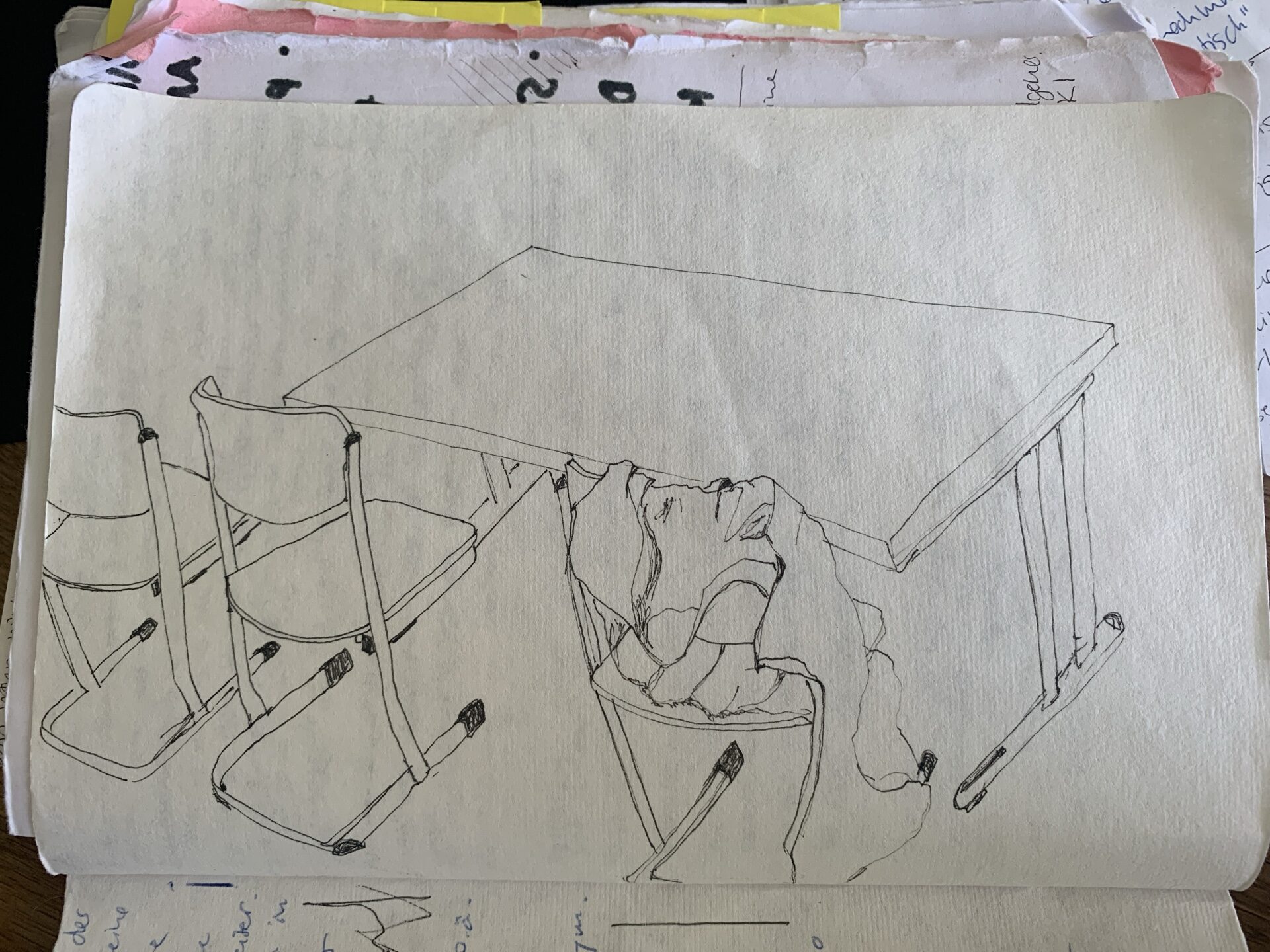 Das Bild zeigt eine Fineliner Zeichnung von drei Schulstühlen und einem Tisch.